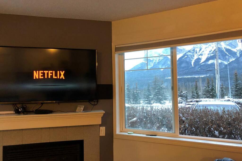 Apartment B211 Mtn View Ground Floor Town House- 2bd, Sleeps 8, Hot Tub, Free Parking, Close To Banff *