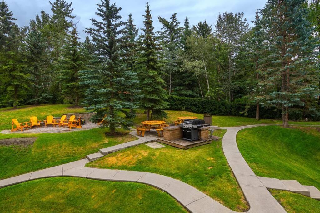 B211 Mtn View Ground Floor Town House- 2bd, Sleeps 8, Hot Tub, Free Parking, Close To Banff Apartment